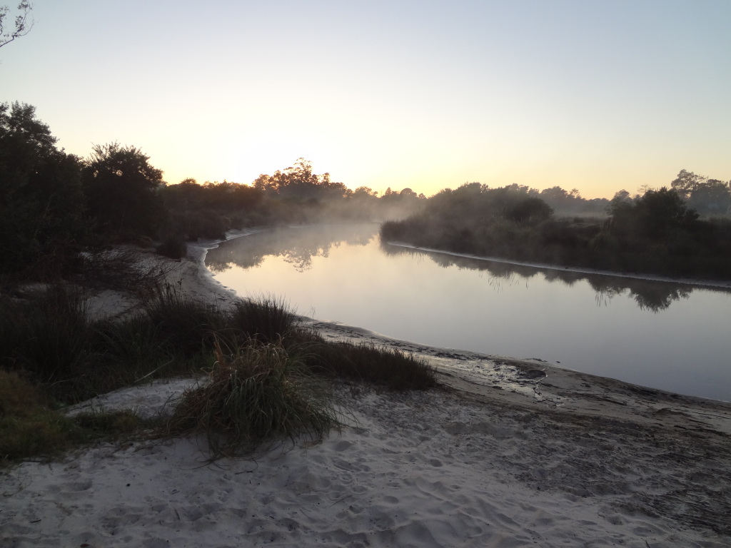 Sonnenaufgang an einem Bach mit Badestrand im Landesinneren von Uruguay