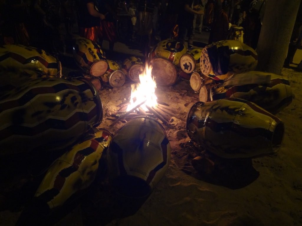 Ritual: Trommelfell anwärmen vor dem Umzug der Llamada Gruppen in Uruguay